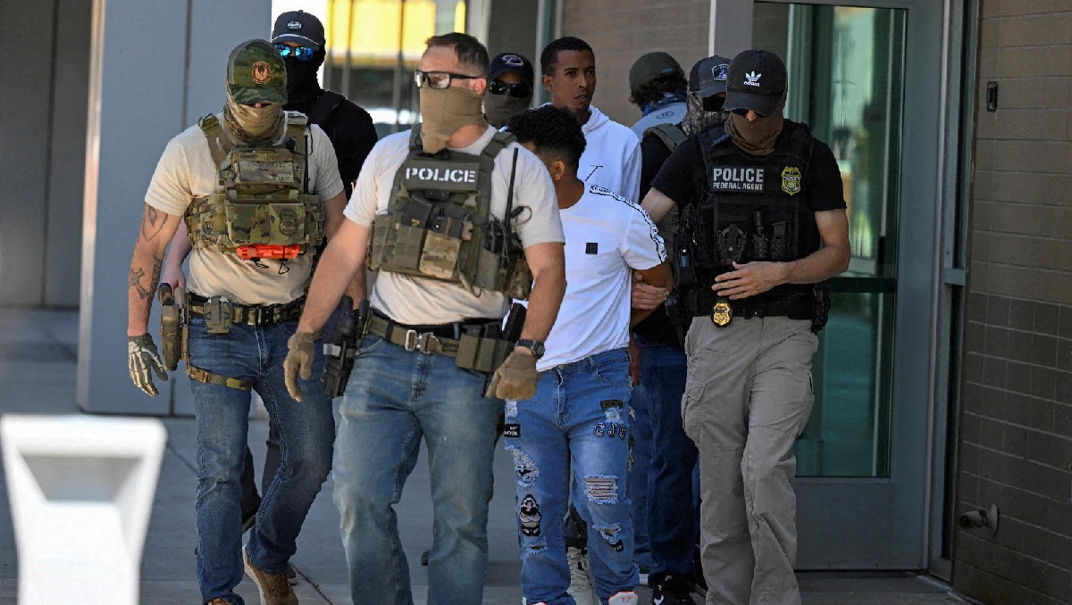Agentes del orden, incluidos agentes de HSI y ICE, detienen a personas en un tribunal de inmigración | Reuters
