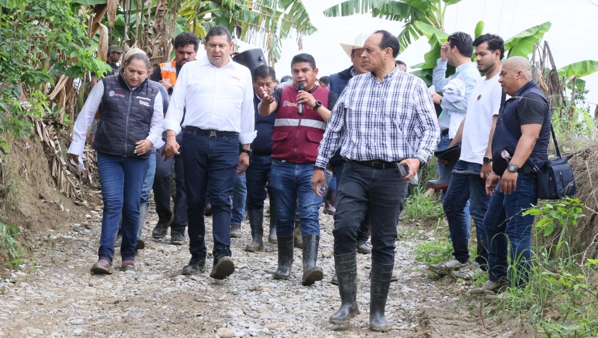 Armenta recorre zonas dañadas por río Pantepec en Puebla | Especial