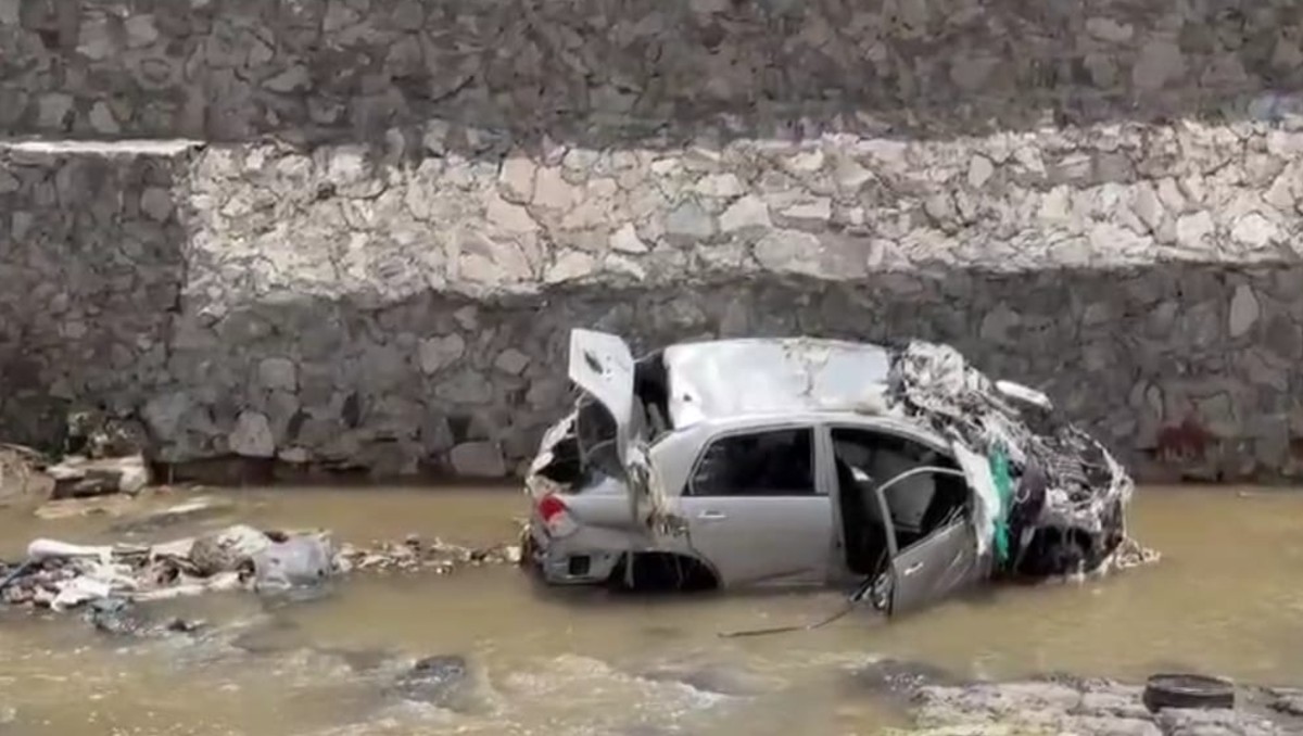 Auto quedó dentro de un arroyo en Tonalá luego de la tormenta (Roberto Hurtado)