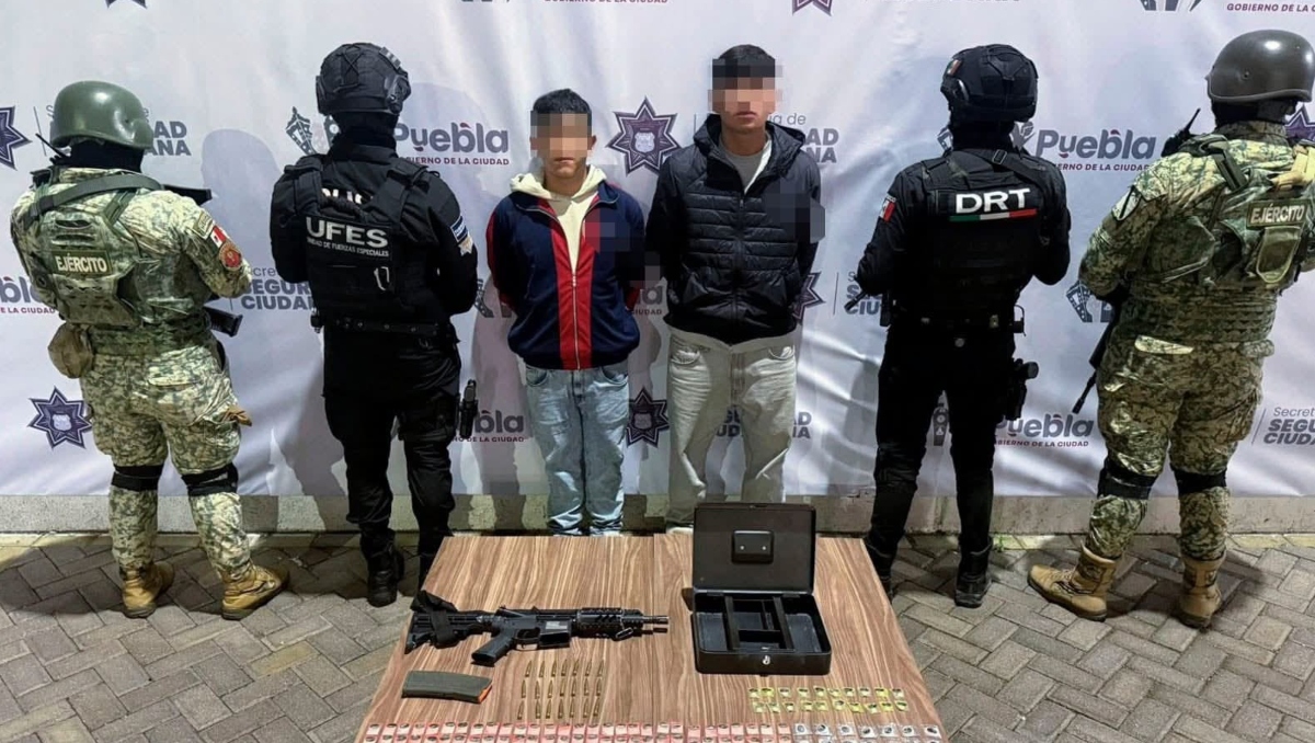Detienen a dos hombres que se paseaban con un fusil y droga en Puebla | Especial