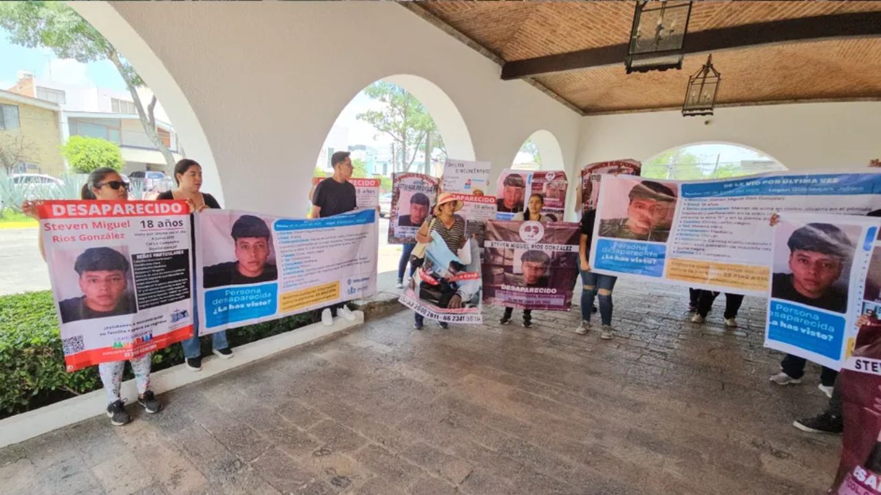 Familiares de Steven Miguel Ríos se manifiestan en Casa Jalisco; exigen pronta localización