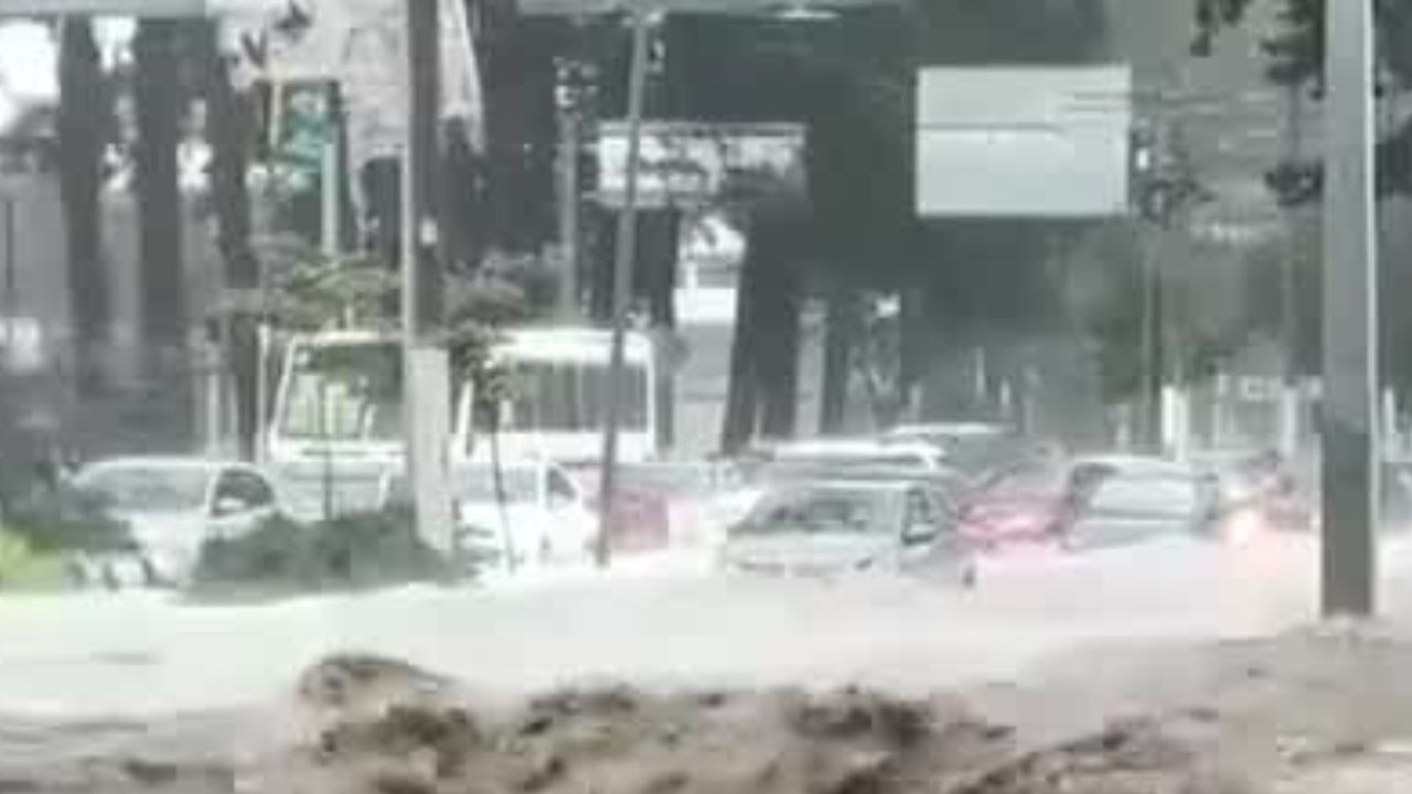 Inundaciones por lluvias colapsan vialidades en Toluca, Edomex