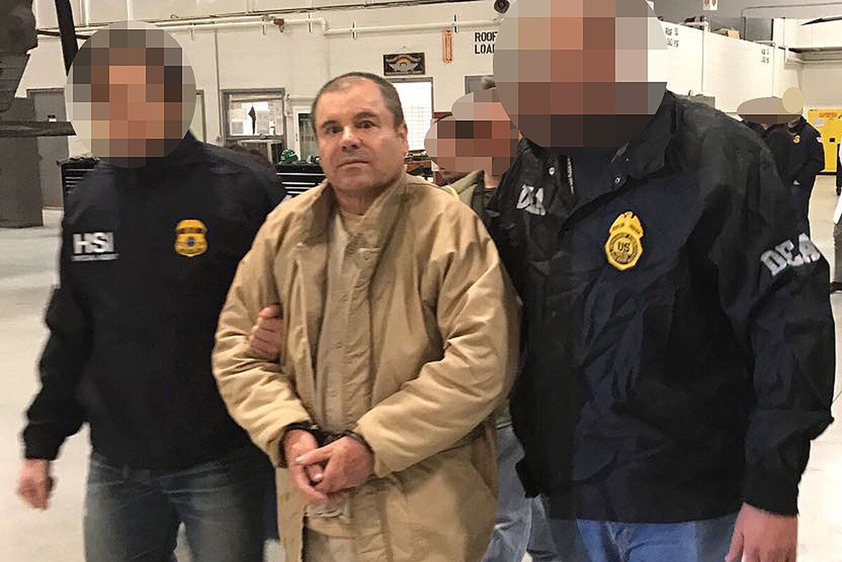 Joaquín Guzmán Loera, alias "El Chapo" Guzmán, escoltado en Ciudad Juárez por la policía mexicana durante su extradición a EU (AFP)