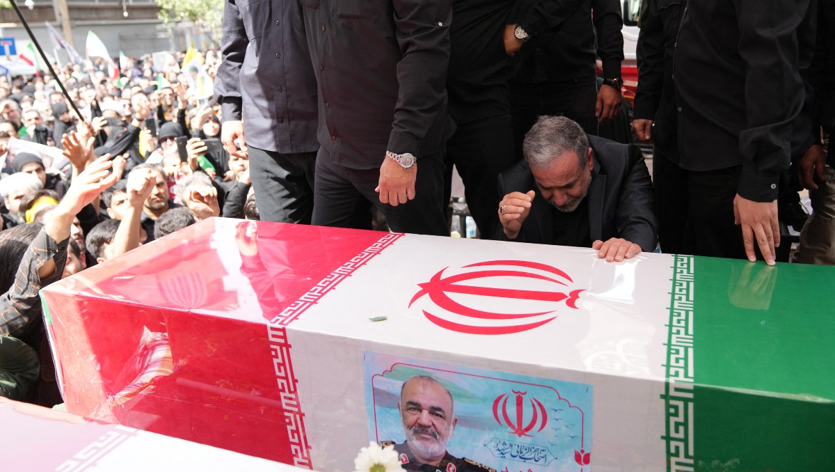 Los ataúdes estaban cubiertos con banderas iraníes | AFP