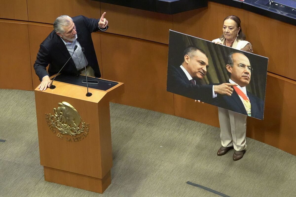 Lucía Trasviña mostró una imagen de Felipe Calderón con Genaro García Luna. | Cuartoscuro
