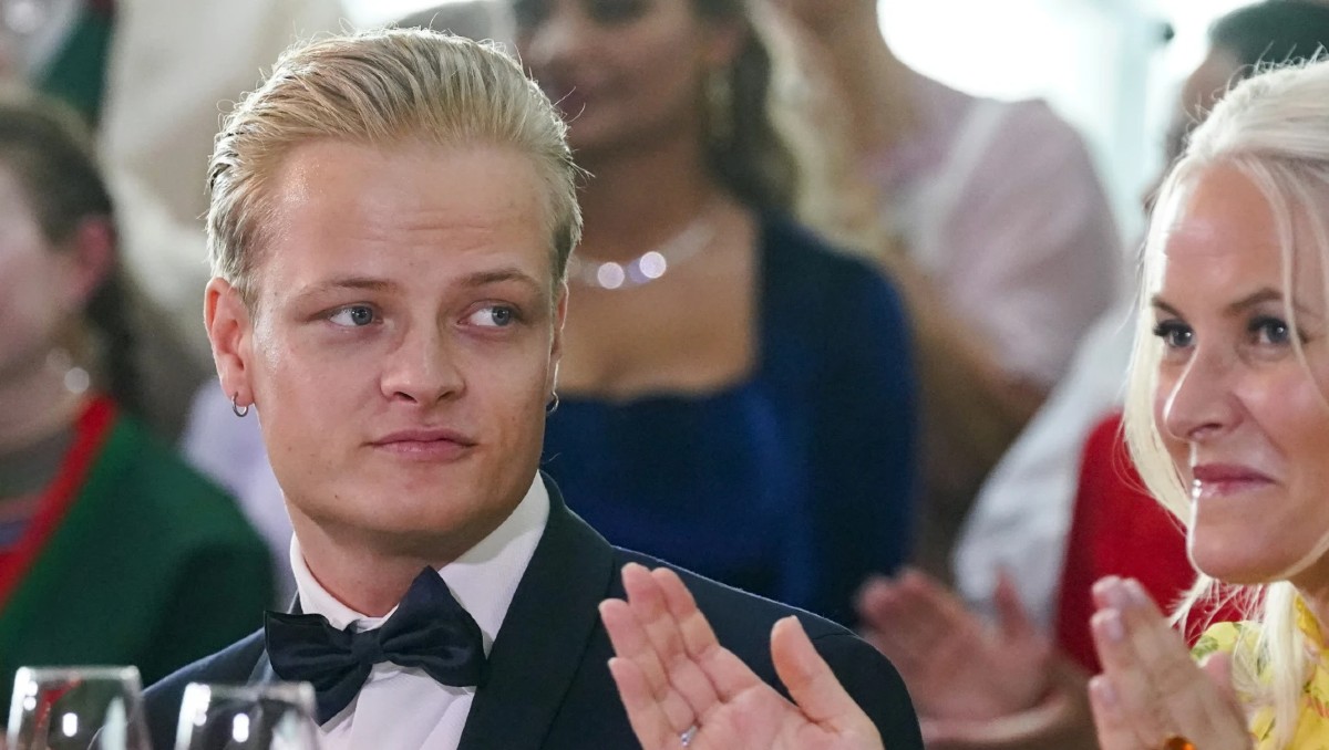 Marius Borg Høiby  y la princesa heredera Mette-Marit. | AP