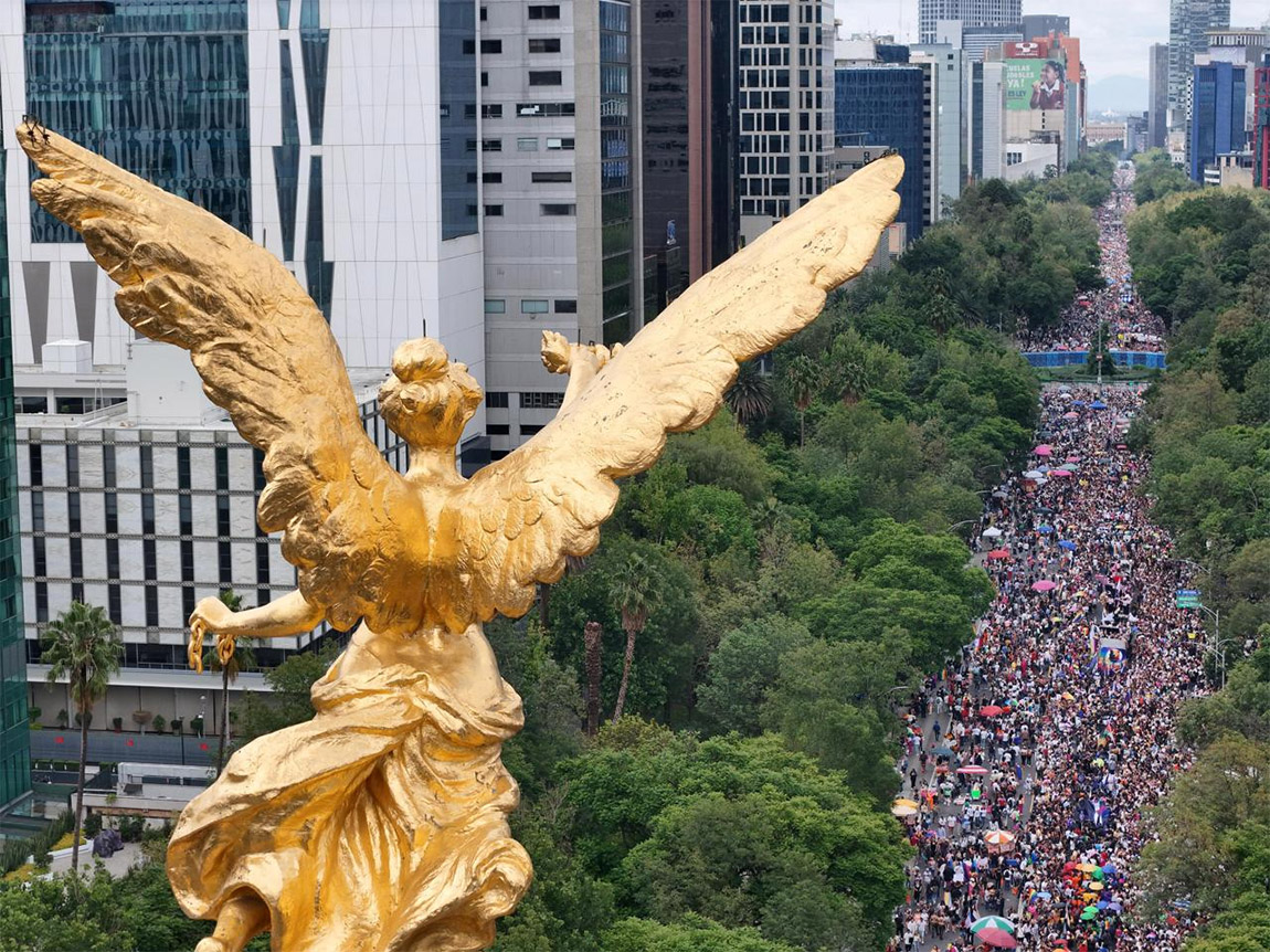 Una  ola multicolor colapsó Paseo de la Reforma. Jorge Carballo.
