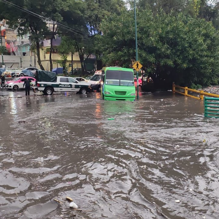 Algunos vehículos se quedaron varados por el paso del agua.