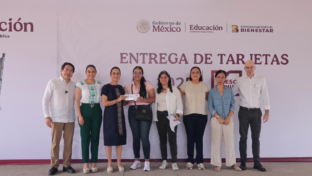 Ariadna Montiel entrega tarjetas del Bienestar en Colima. Foto: (Especial)