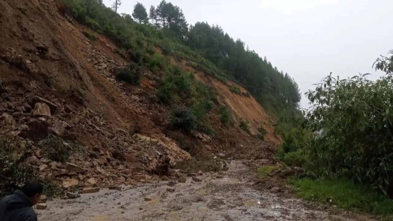 Derrumbe en el tramo Chichicapa–Loma Bonita mantiene cerrada carretera en la Sierra Negra