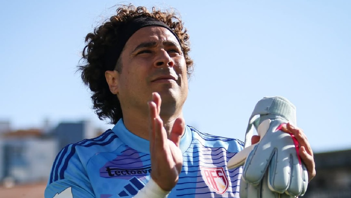 Guillermo Ochoa gana el premio por la atajada de la temporada con AVS (Instagram @yosoy8a)