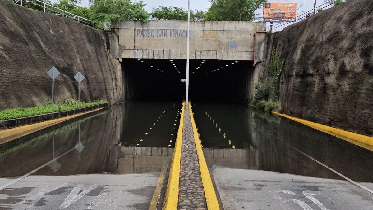 Una de las principales vialidades de Guadalajara amaneció inundada este domingo (Foto: Juan Carlos Munguía)