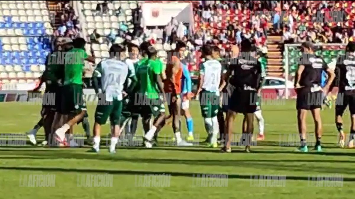 Tras el silbatazo final, algunos integrantes del conjunto de la Comarca mostraron frustración e incluso dos de ellos llegaron a los golpes.| Especial