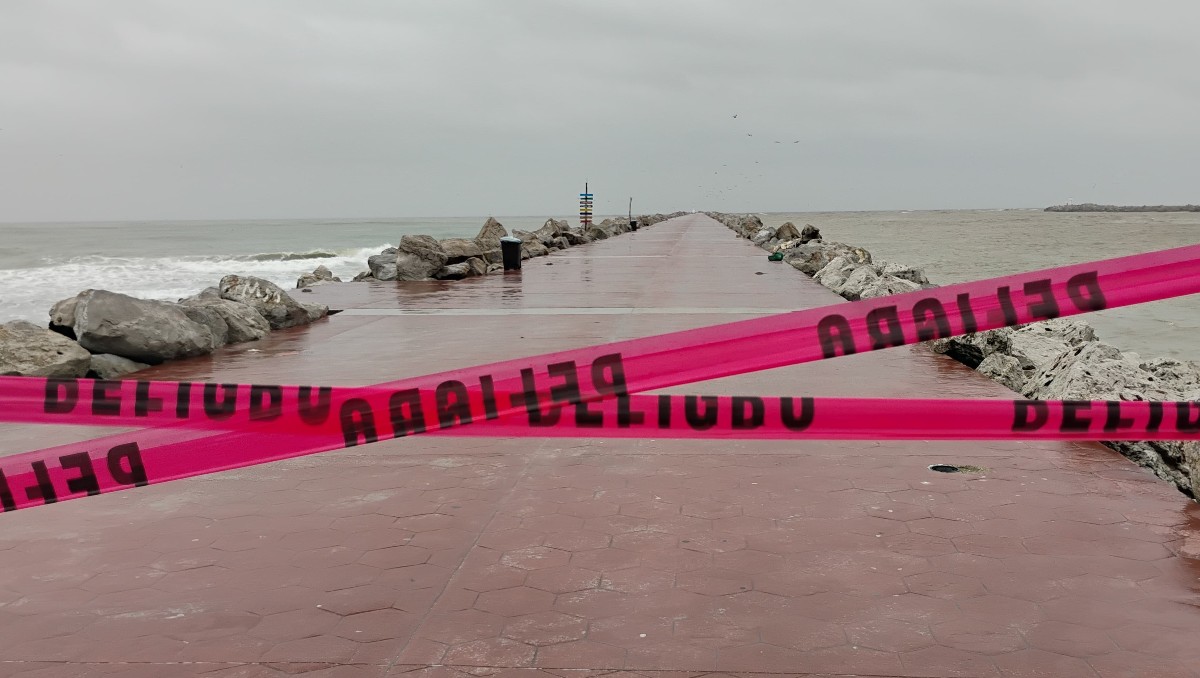 Las autoridades de Ciudad Madero cerraron el acceso al malecón de las escolleras en Playa Miramar debido a las ráfagas de viento y el oleaje provocado