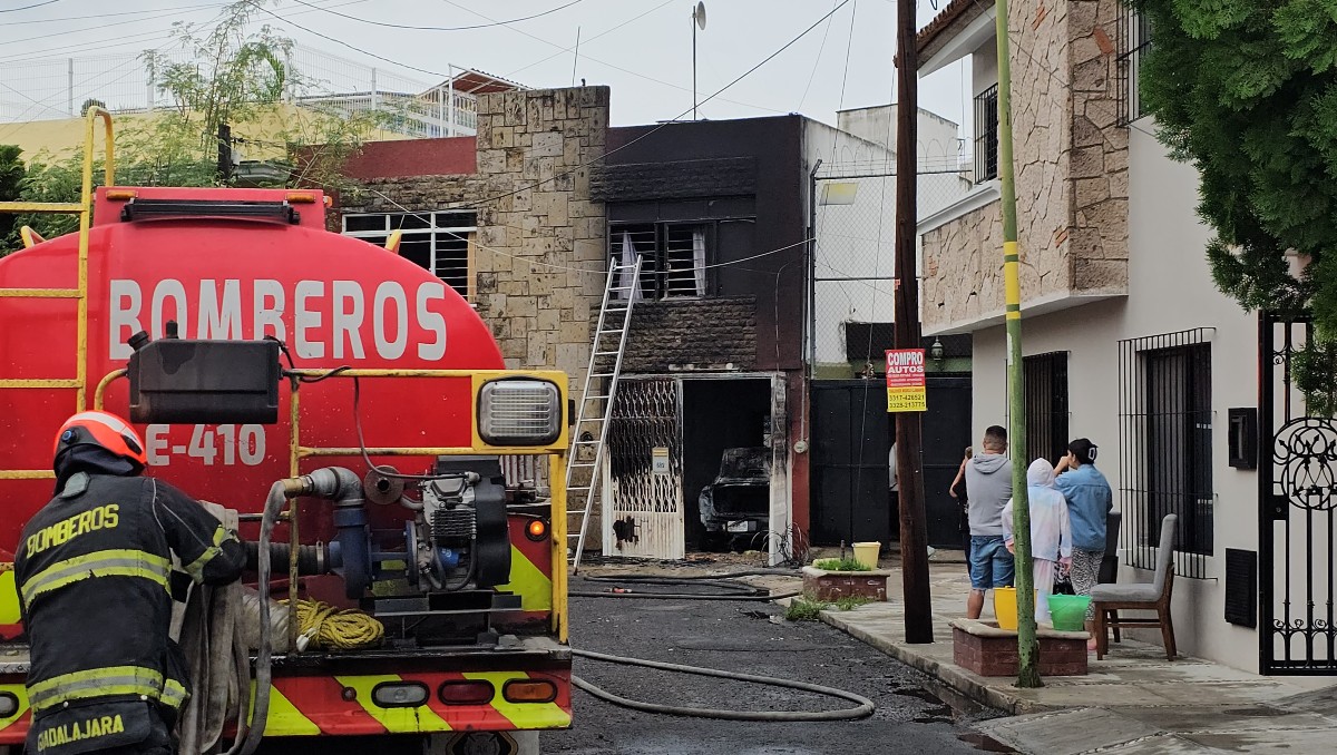 Bomberos sofocan incendio en casa en Guadalajara (Juan Carlos Munguía)