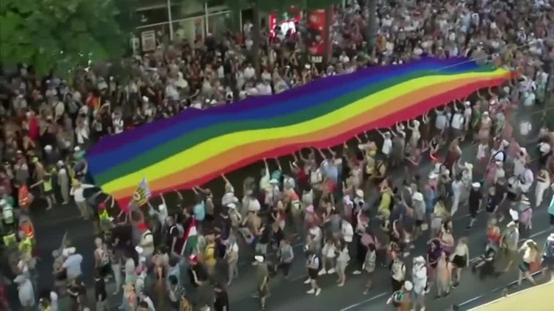 En Budapest, pese a ser prohibida, la marcha LGBTIQ+ tuvo más de 200 mil asistentes