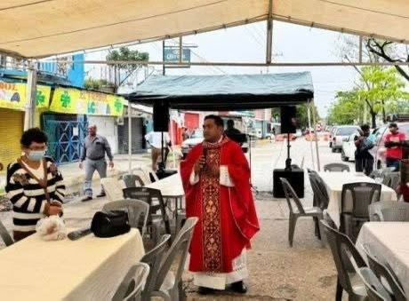 El sacerdote salió del templo para atender a un enfermo.
