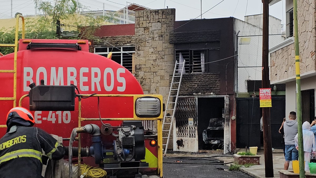 Elementos de emergencia utilizaron una escalera para ingresar por la parte superior de la vivienda. (Foto: Juan Carlos Munguía)