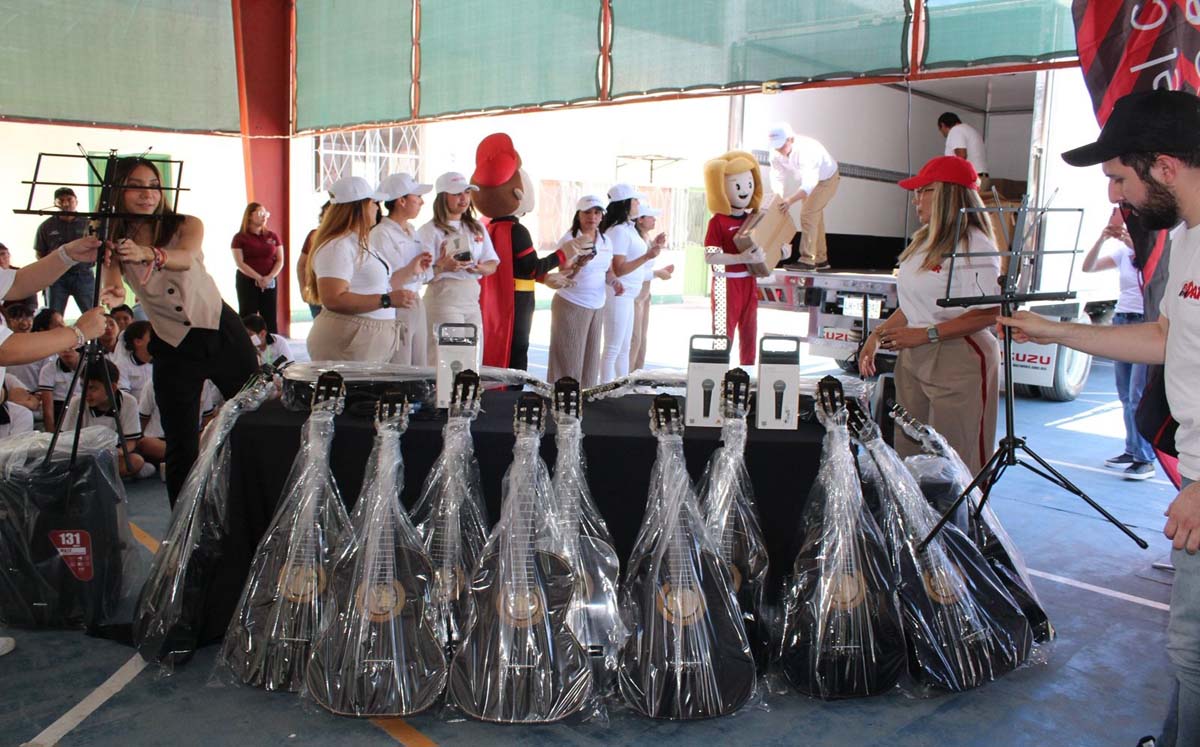 Equipo de Surman e Isuzu Motors de México. l Especial