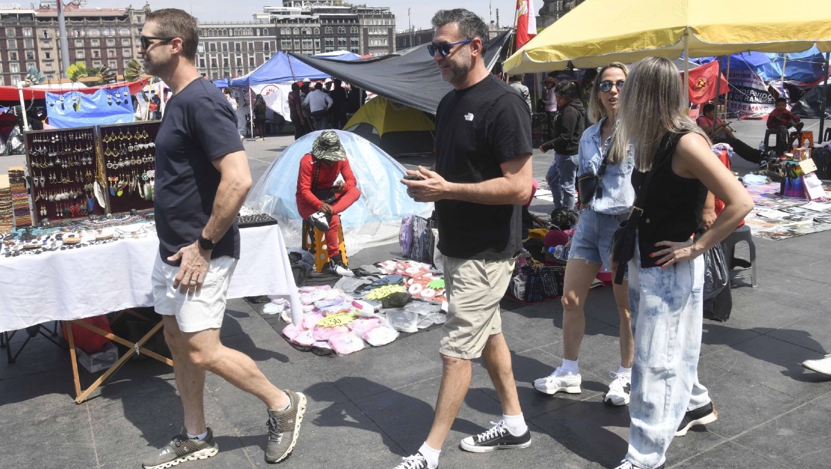 Un grupo de turistas extranjeros pasean por el Zócalo de la Ciudad de México. (Cuartoscuro/Archivo)