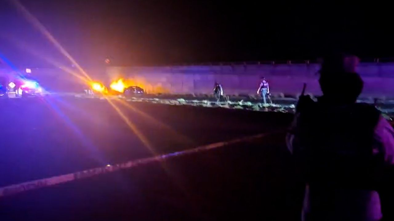 Hallan vagoneta con cuerpos y cuatro decapitados bajo puente en Culiacán
