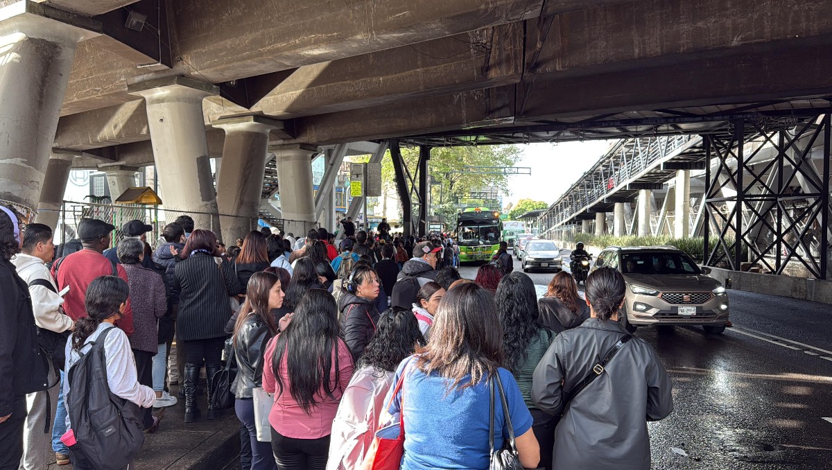Intensas lluvias afectan la línea 8 del metro en CdMx; camiones RTP brindan apoyo