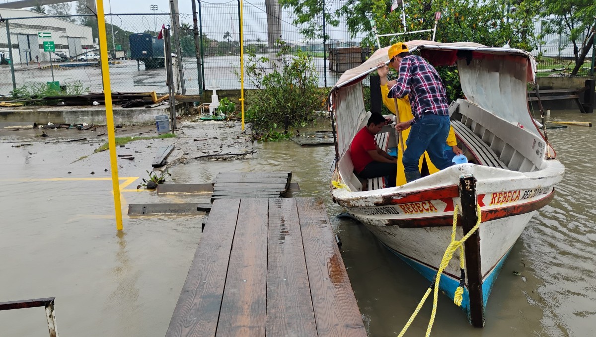 Lancheros improvisan un puente para mantener el servicio