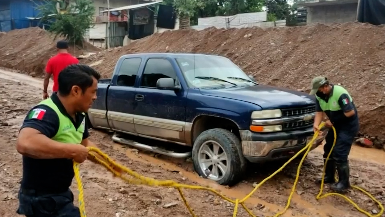 Lluvias intensas en Tlapa, Guerrero, arrastran varias camionetas