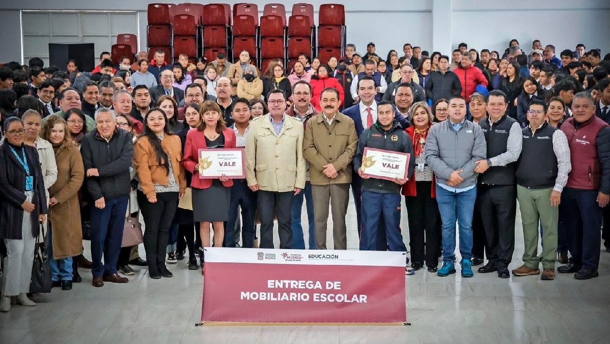 Para mejorar educación en Lerma, entregaron mobiliario y equipo a varias escuelas. Foto: (Especial)