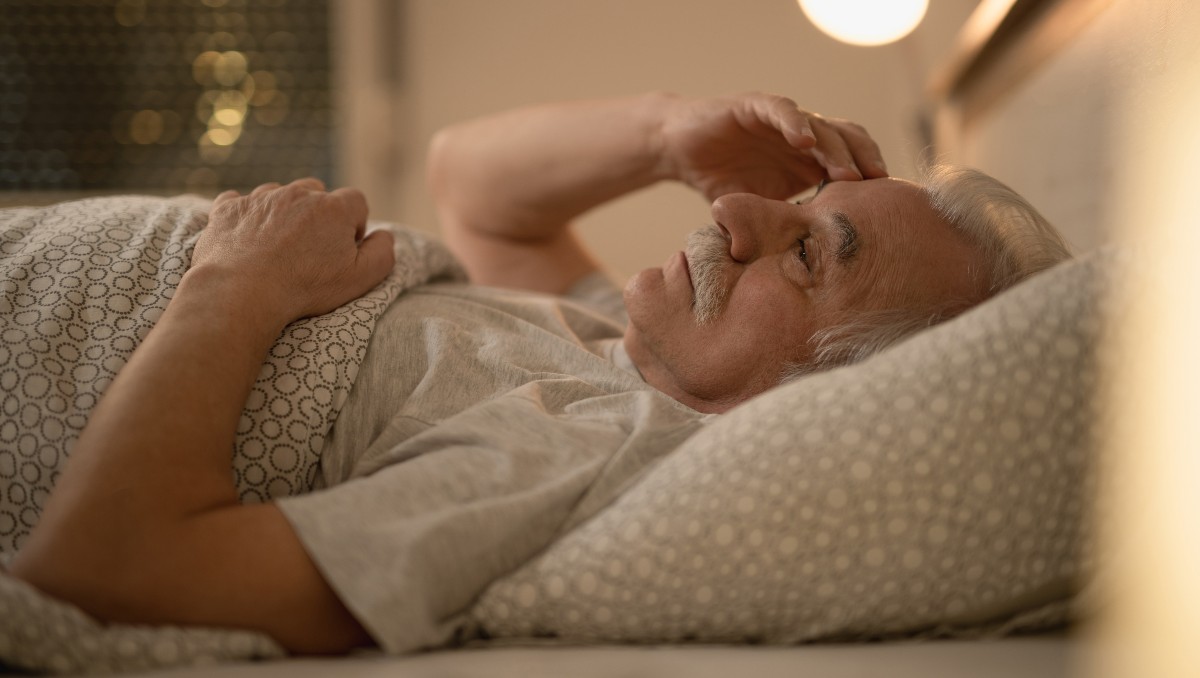 Antes de modificar los hábitos de sueño, es pertinente descartar cualquier enfermedad en el adulto mayor que derive en el insomnio | Freepik