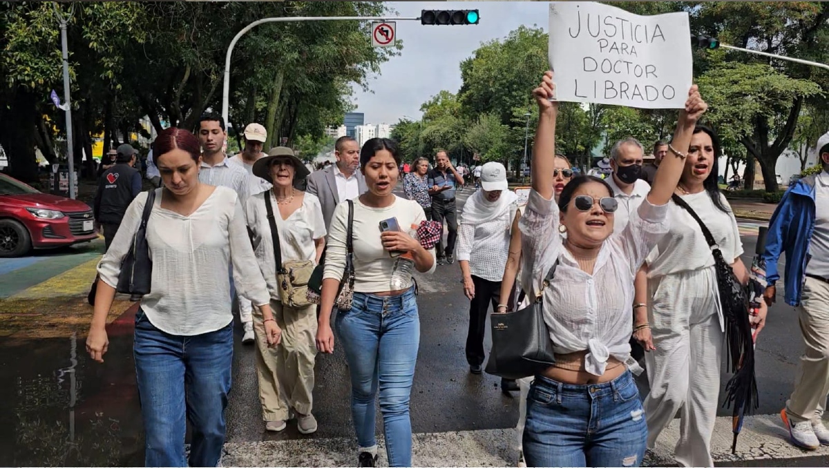 Pacientes, familiares y amigos se manifestaron para pedir justicia ante el asesinato del doctor Librado (Foto: Juan Carlos Munguía)
