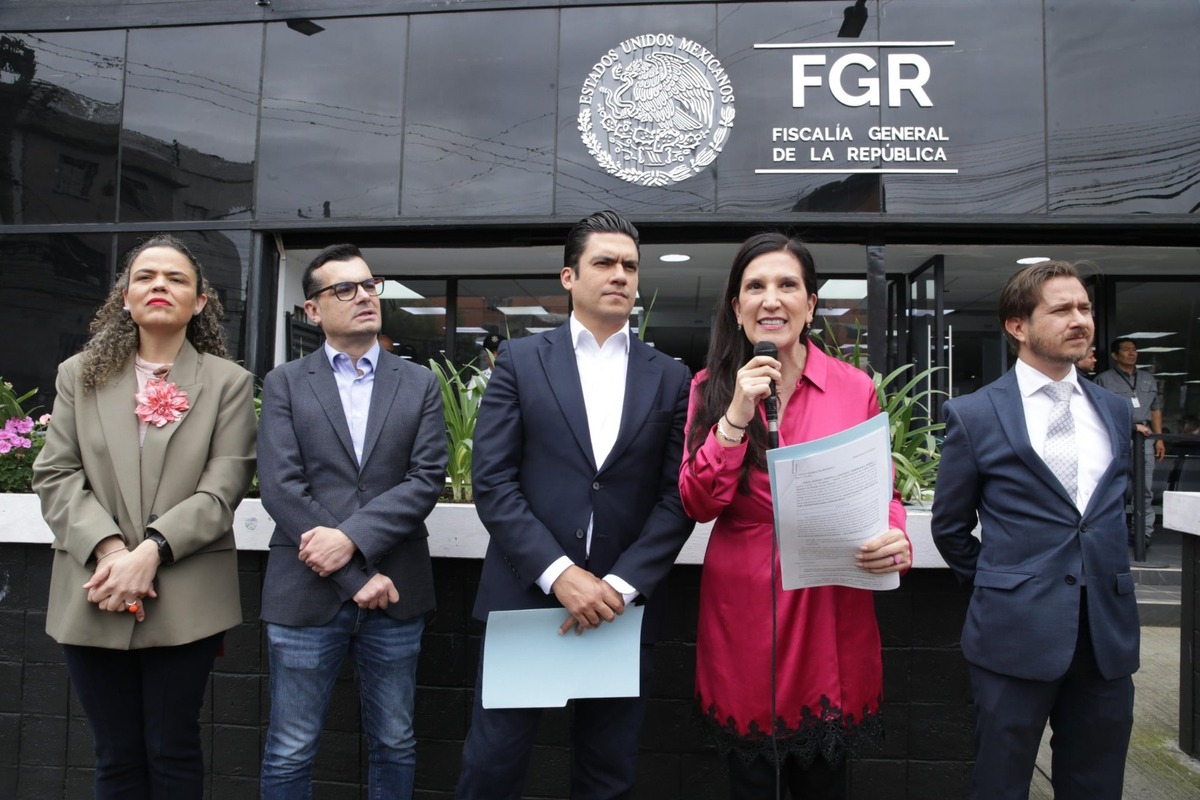 Rueda de prensa del PAN, tras denuncia a las afueras de la FGR. | X @JorgeRoHe
