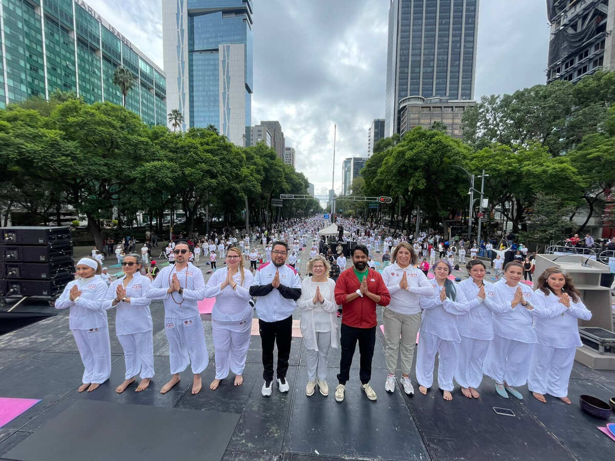 La SEDESA, PILARES E INDEPORTE  llevaron a cabo la clase masiva gratuita de Yoga por la Paz en el Ángel de la Independencia de la Ciudad de México