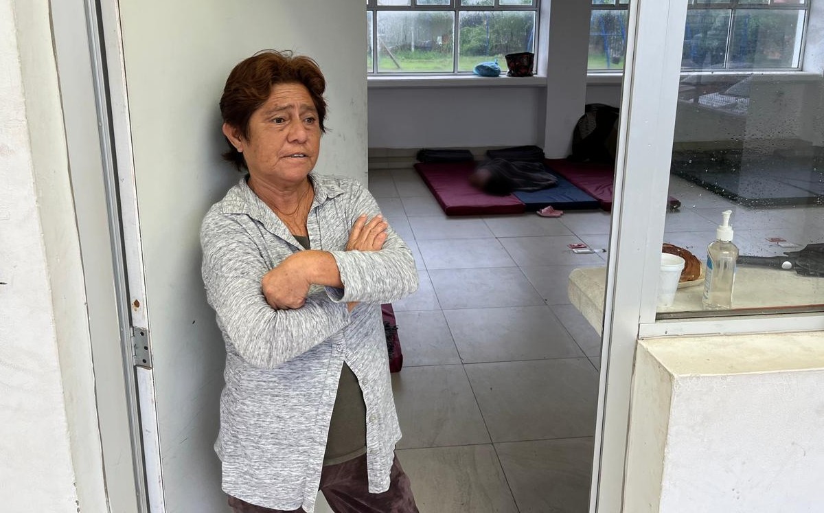 Señora Concepción acudió con su pequeña nieta de 5 años a refugiarse por temor a las afectaciones de Barry. | Yazmín Sánchez
