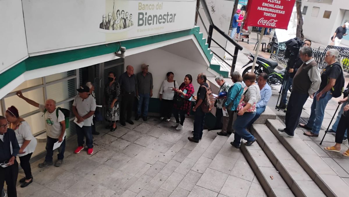 Los adultos mayores hicieron fila pese a pronóstico de lluvia | Sandra González