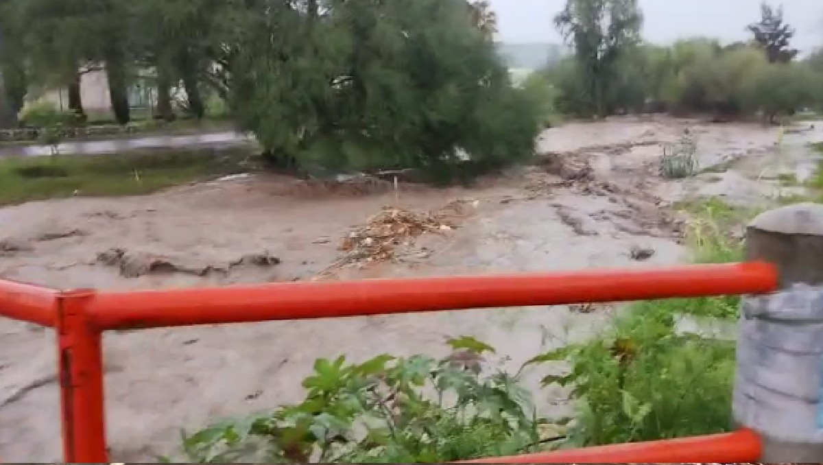 El arroyo Pallares se desbordó tras intensas lluvias en Ixmiquilpan.