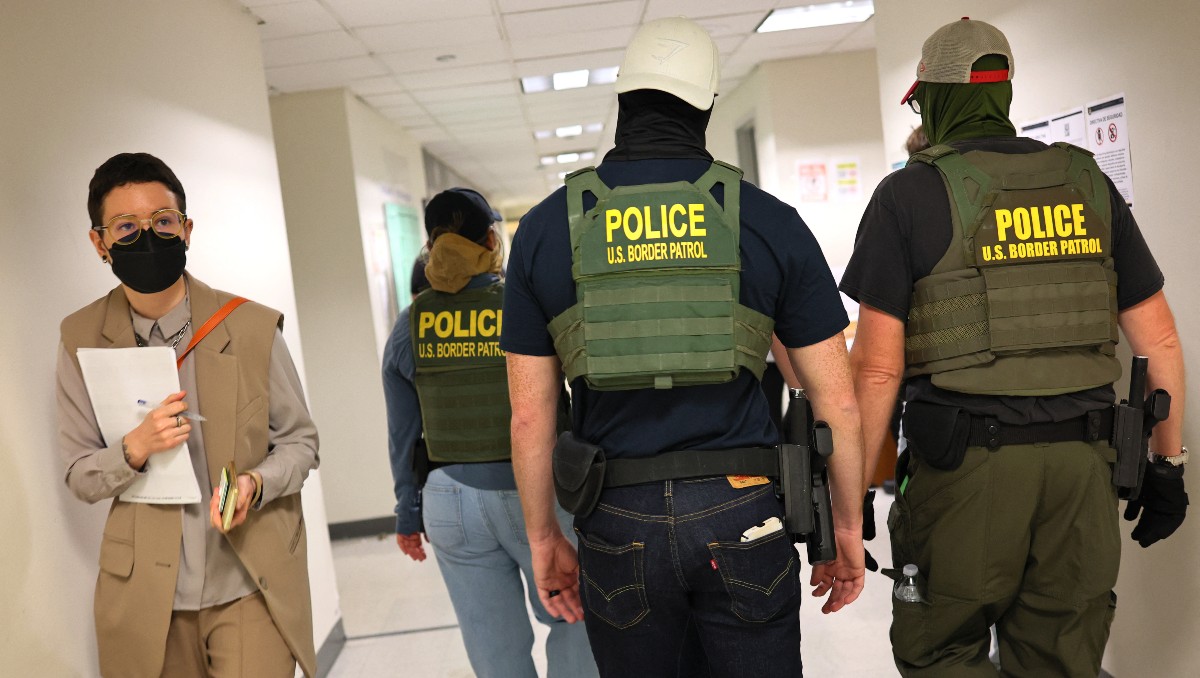 La autoridad migratoria de EU busca deportar a 11 millones de migrantes. | AFP