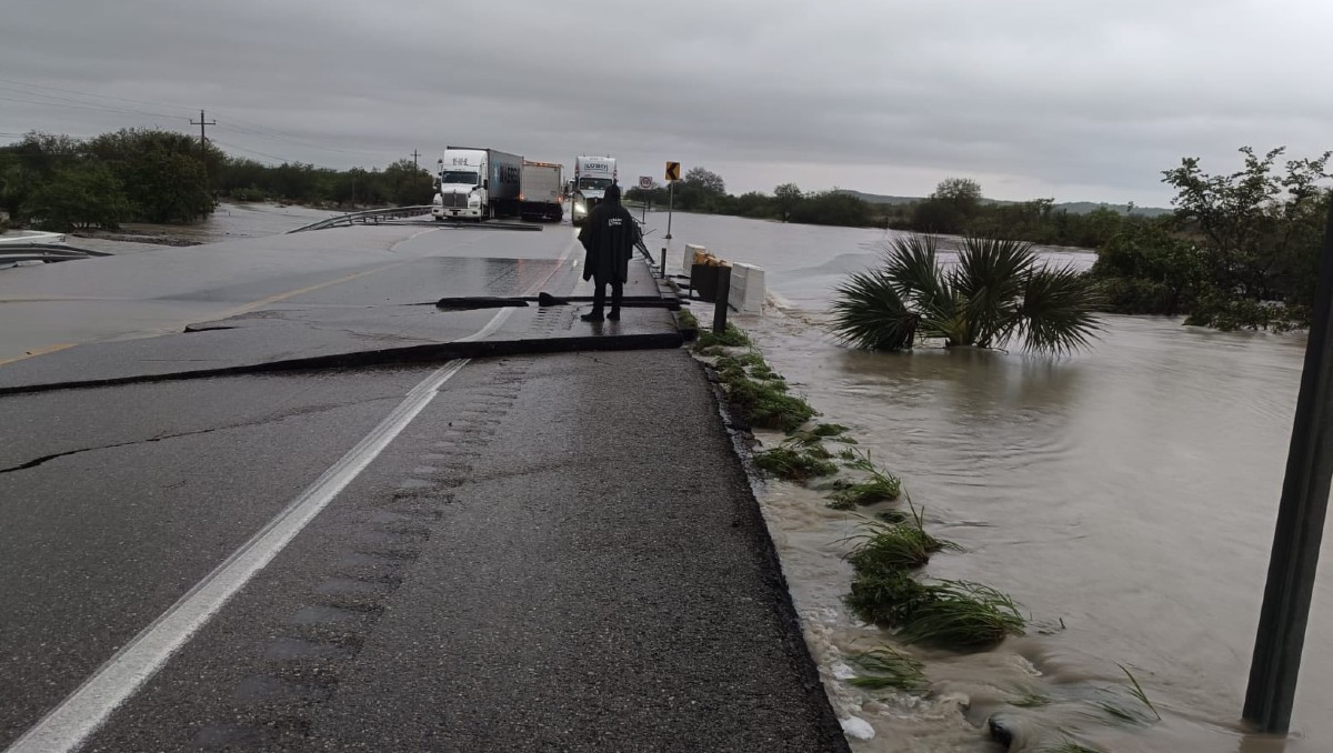Carpeta asfáltica se rompe tras desbordamiento de río. (SSP)