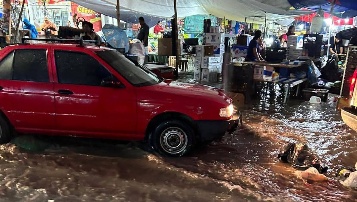 Fuertes lluvias provocan inundaciones y afectaciones en Ixmiquilpan