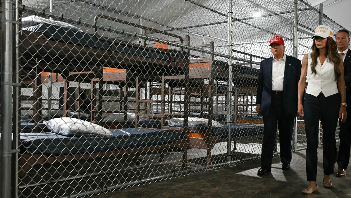 Kisti Noem, Donald Trump y Ron DeSantis dieron un recorrido por el centro migratorio. | AFP