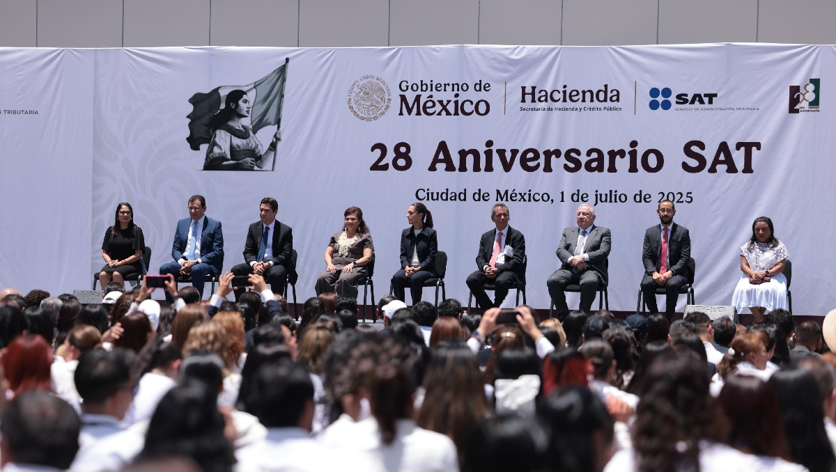 La mandataria agradeció el trabajo de los funcionarios que trabajan en el SAT. | @Claudiashein