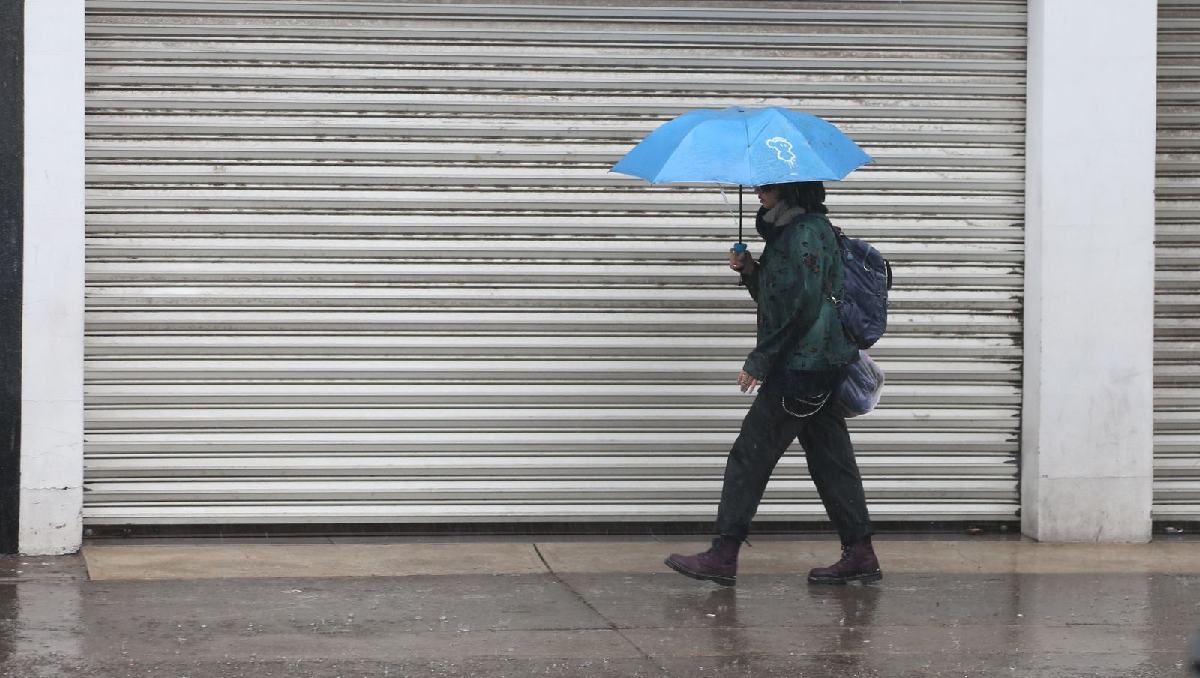 Se recomienda optar por materiales sintéticos ante el pronóstico de lluvias en Edomex. Foto: (Ariana Pérez)