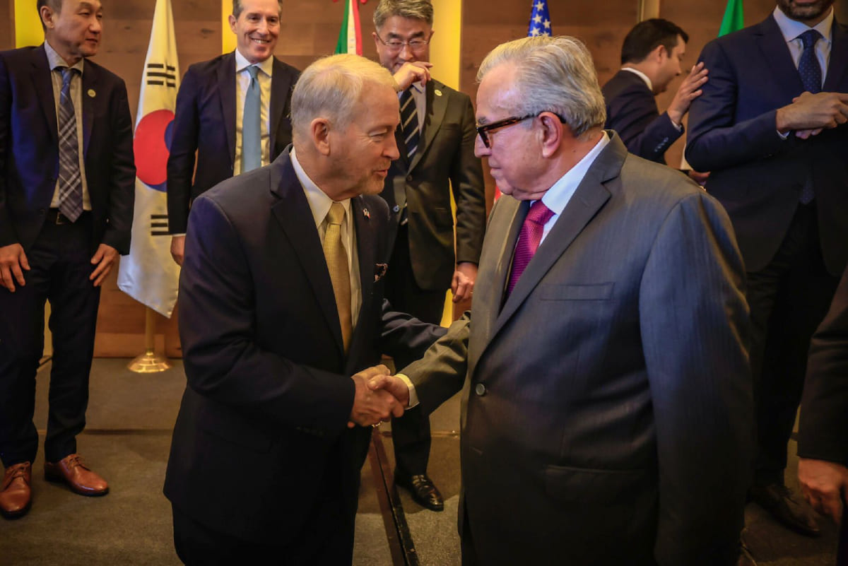 Representantes diplomáticos y directivos internacionales, este día se firmaron el inicio de la fase de construcción del proyecto Pacífico Mexinol