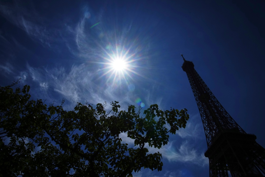 El sol brilla sobre la torre Eiffel durante una ola de calor. |AP