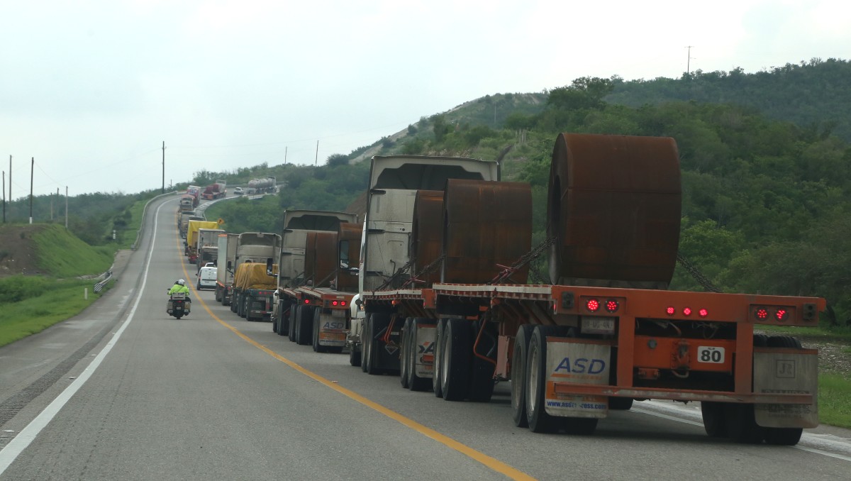 Transporte de carga varado en la carretera Tampico-Valles. (Yazmín Sánchez)