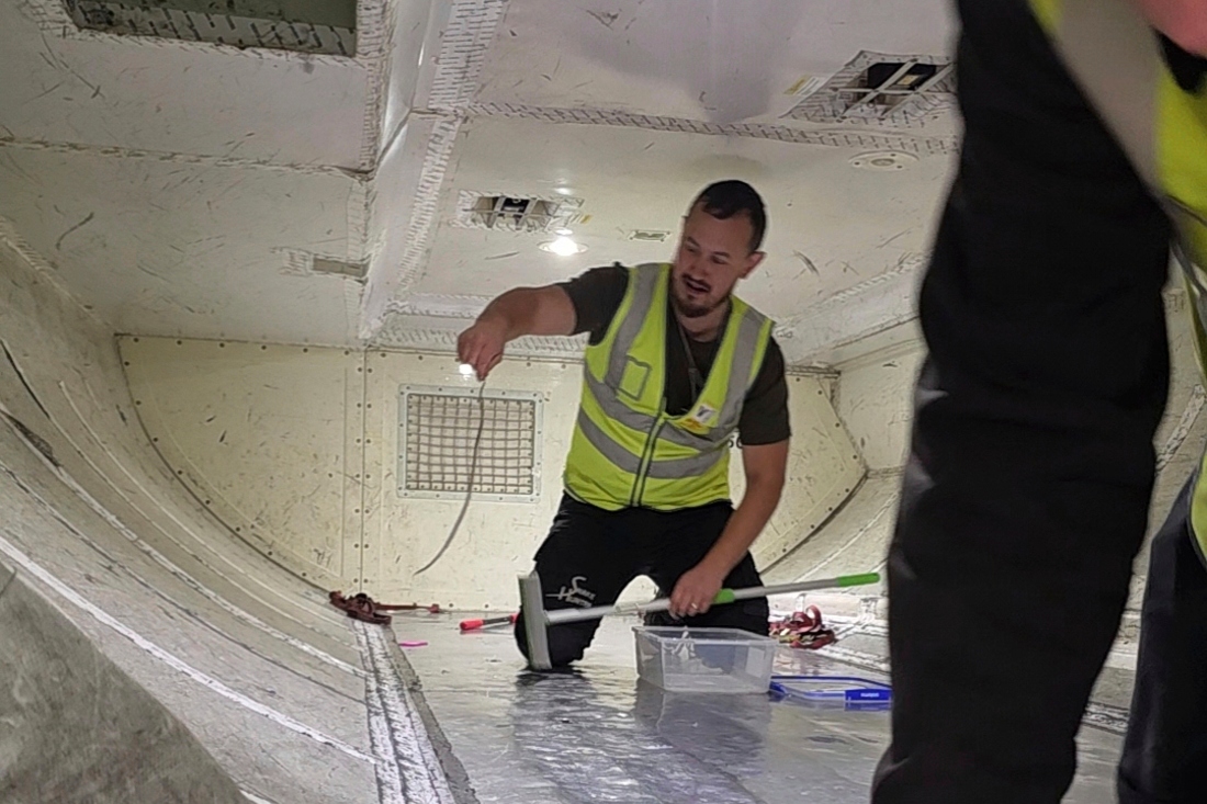 El cazador de serpientes Mark Pelley levanta una serpiente verde arborícola en el aeropuerto de Melbourne. |AP