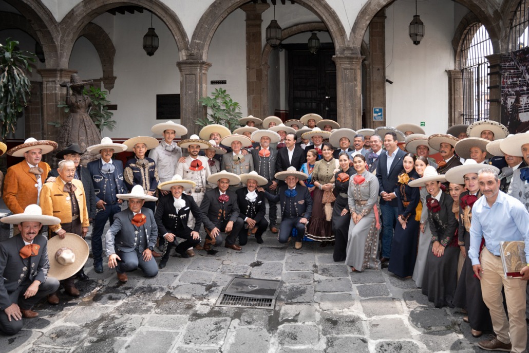 Con esto se daría un giro importante y se daría oportunidad a nuevos escenarios donde la charrería tiene bastante afición.| Cortesái