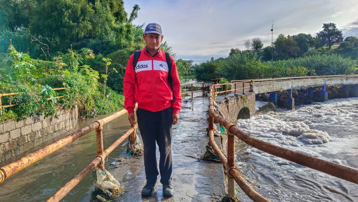 Gerardo arriesga su vida cruzando el puente de San Bosco | Leslie Mora