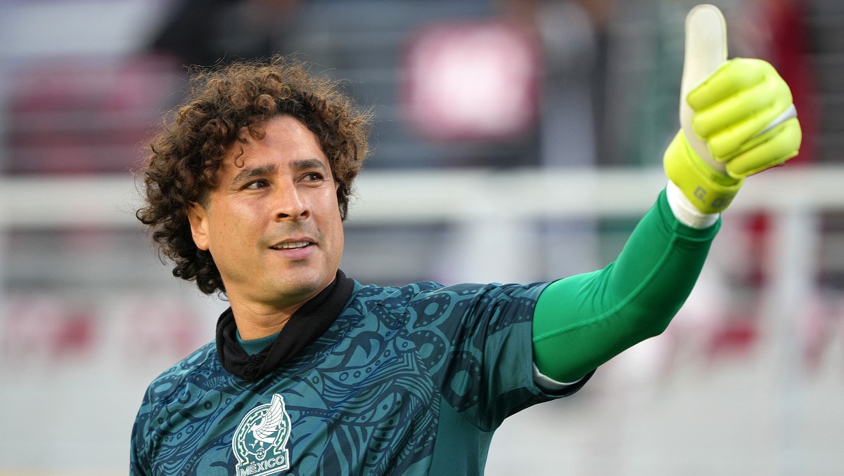 Guillermo Ochoa recibe amarilla sin haber jugado en la Copa Oro (AFP)