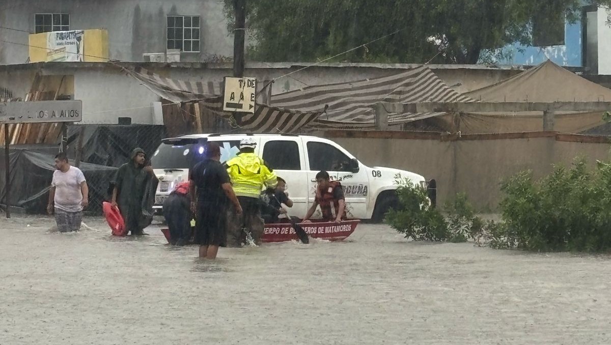 Hombre muere arrastrado por canal en Matamoros; su hija es salvada